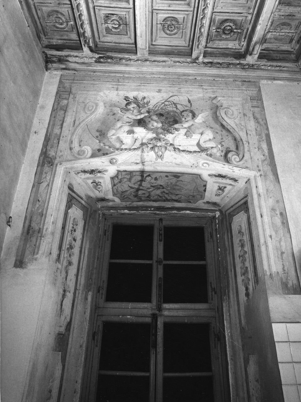 cornice architettonica con motivi decorativi e figure (mostra di finestra) di Dandini Pietro (bottega) (fine sec. XVII)