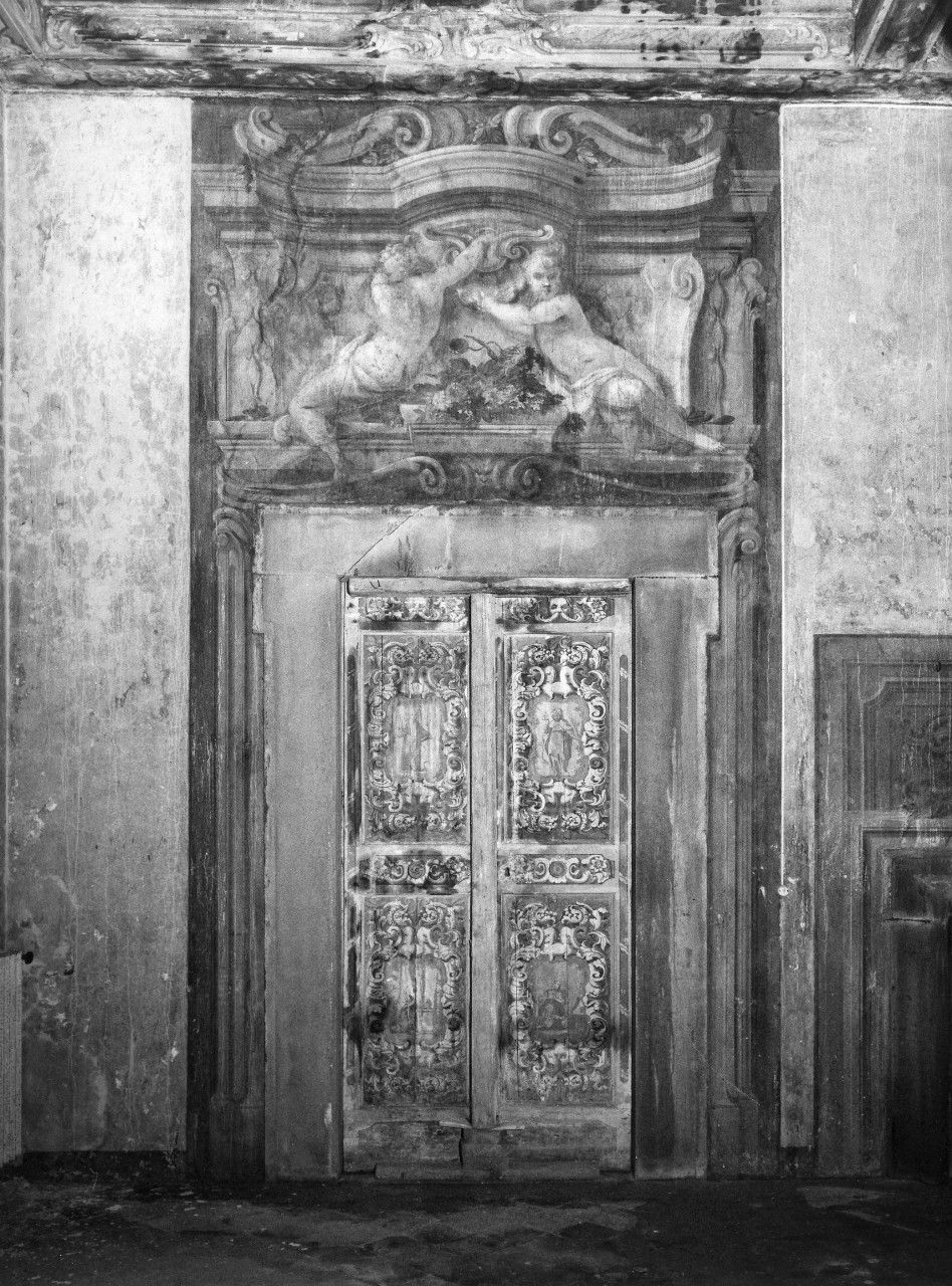 cornice architettonica con motivi decorativi e figure (mostra di finestra, serie) di Dandini Pietro (bottega) (fine sec. XVII)