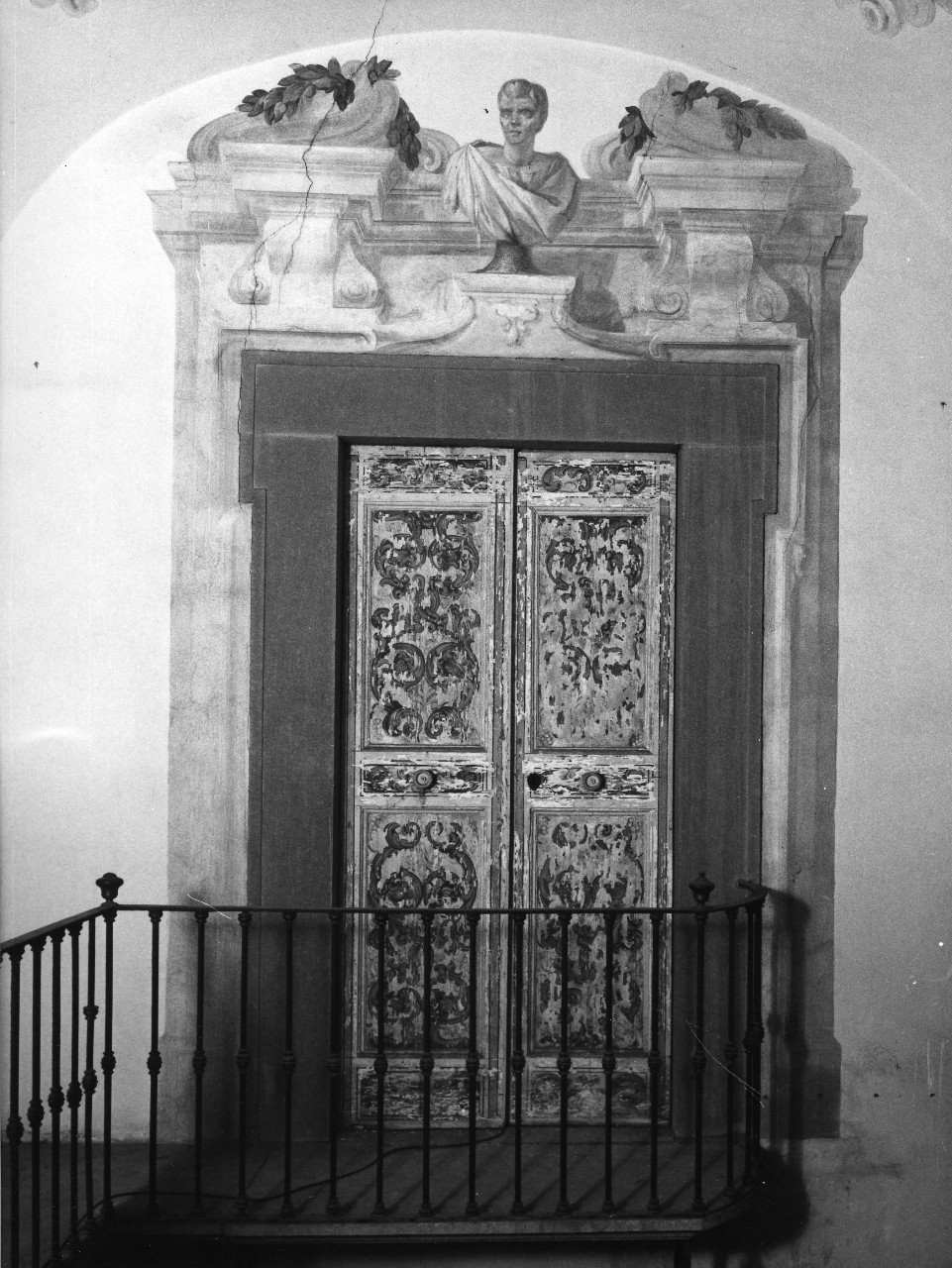 cornice architettonica con motivi decorativi e figure (sovrapporta) di Dandini Pietro (bottega) (sec. XVII)