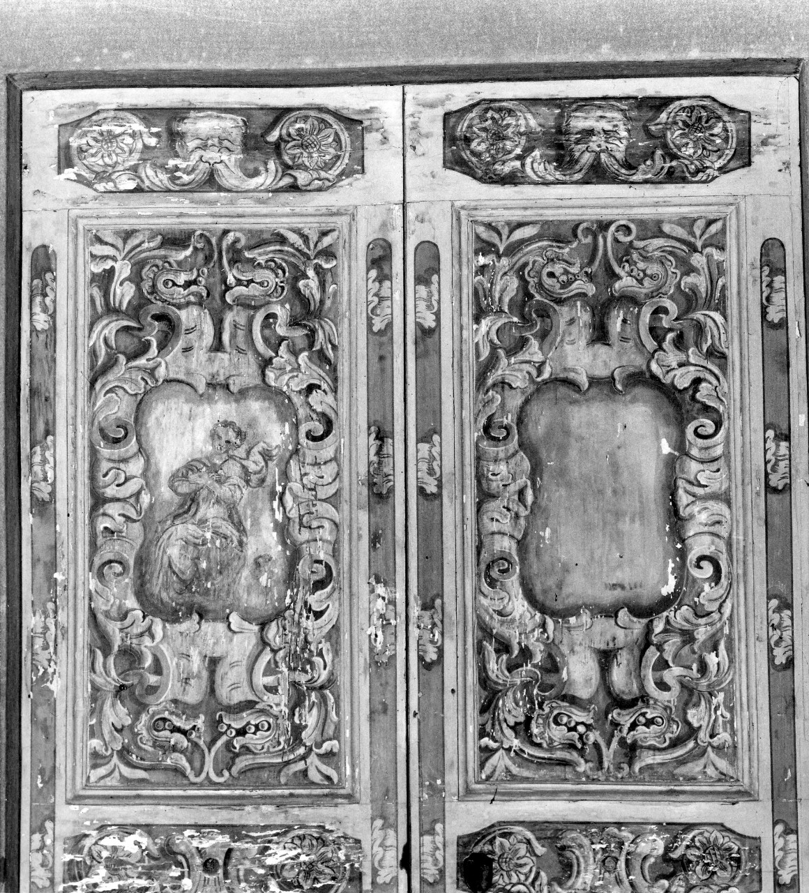 cornice architettonica con motivi decorativi e figure (porta - a due battenti) di Dandini Pietro (bottega) (fine sec. XVII)