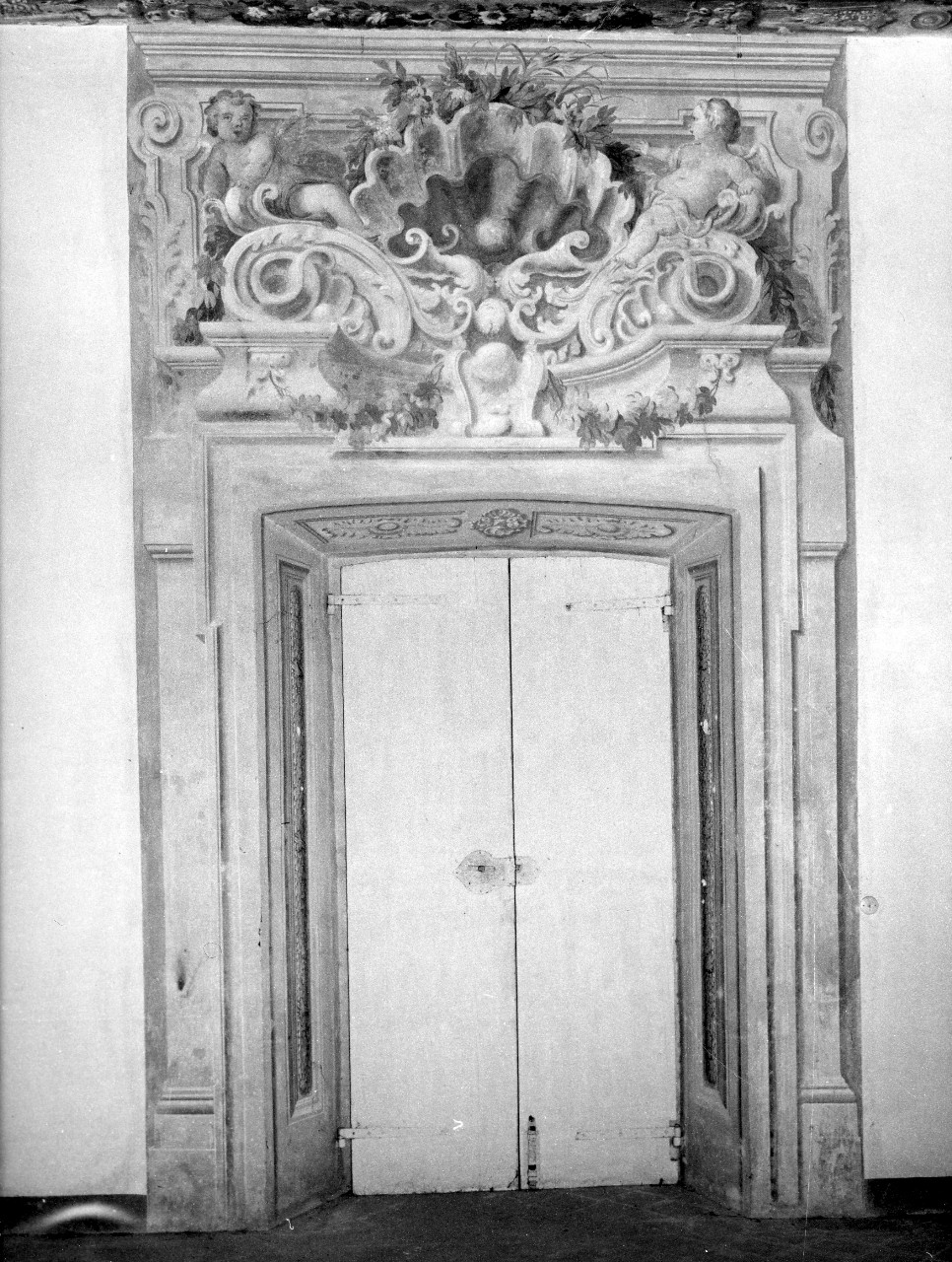 cornice architettonica con motivi decorativi e figure (mostra di finestra, serie) di Dandini Pietro (bottega) (fine sec. XVII)
