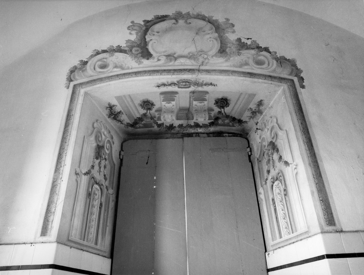 cornice architettonica con motivi decorativi (archivolto di finestra, serie) di Dandini Pietro (bottega) (fine sec. XVII)