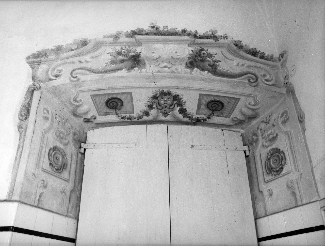 cornice architettonica con motivi decorativi (archivolto di finestra) di Dandini Pietro (bottega) (fine sec. XVII)