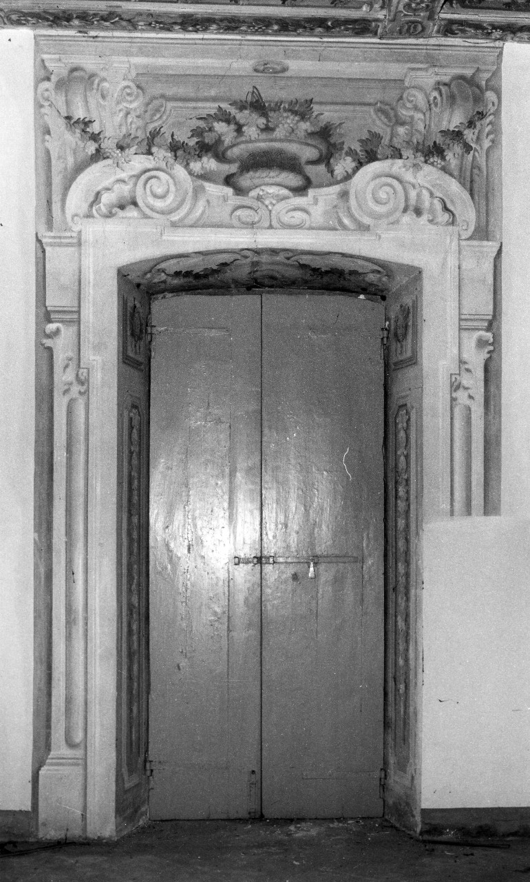 cornice architettonica con motivi decorativi (mostra di finestra) di Dandini Pietro (bottega) (fine sec. XVII)