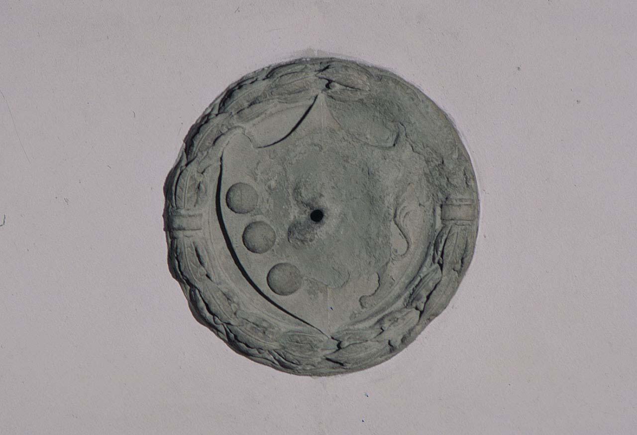 stemma gentilizio della famiglia Medici-Tornabuoni, stemma gentilizio (chiave di volta) - produzione fiorentina (sec. XV)