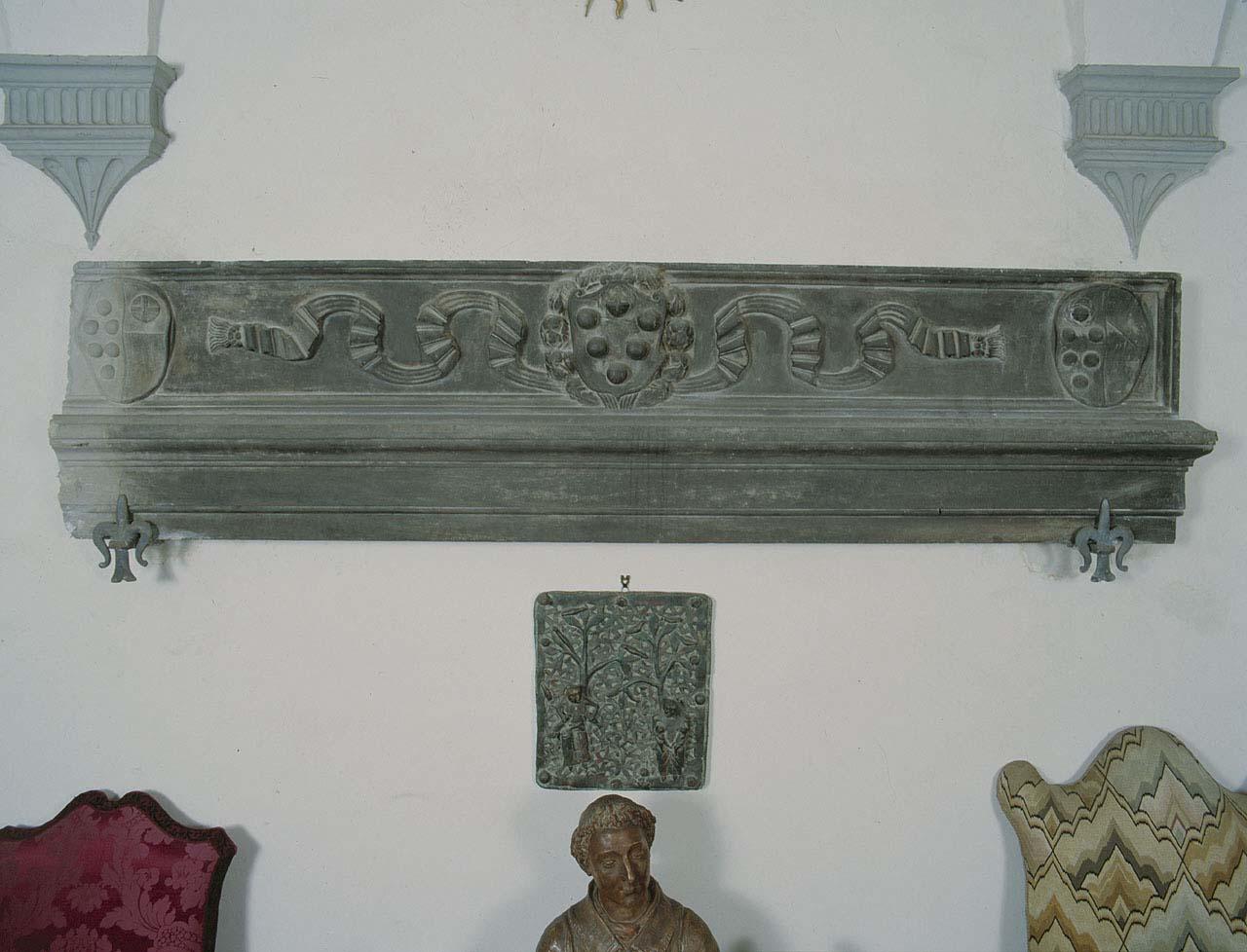 stemma gentilizio (architrave, frammento) - produzione fiorentina (sec. XVI)