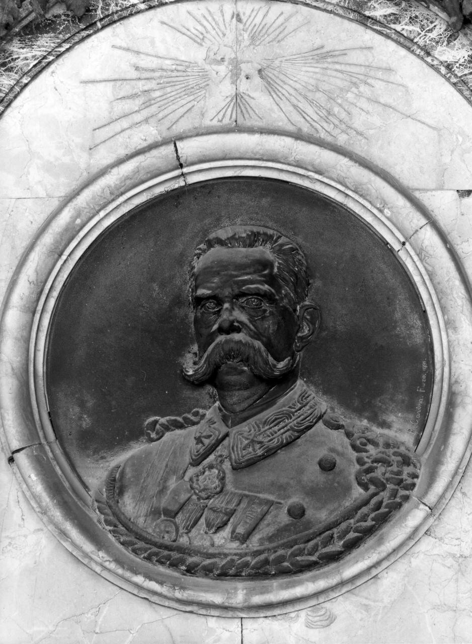ritratto di re Umberto I (rilievo) di Cavina R (sec. XX)