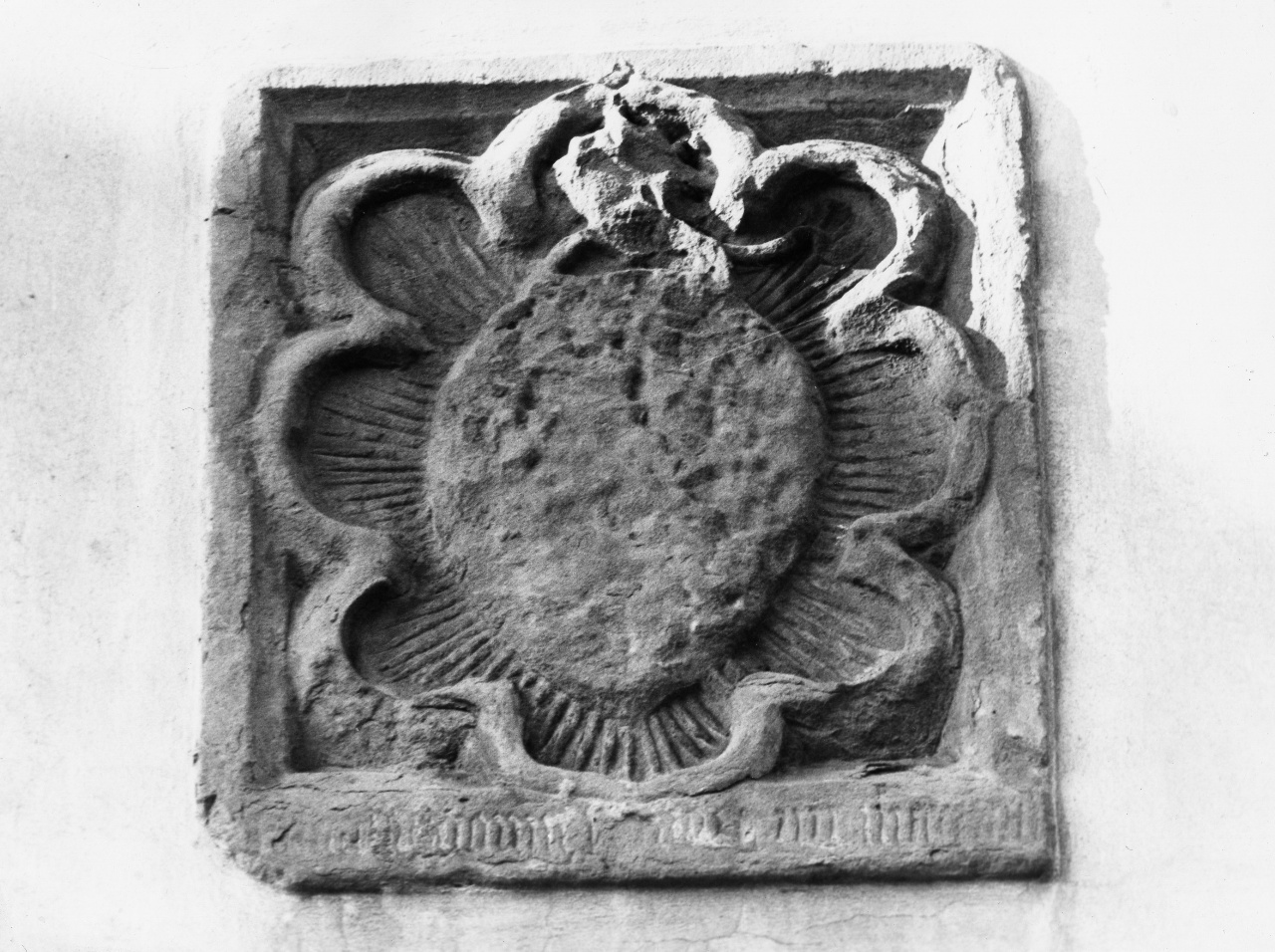 stemma gentilizio (rilievo) - manifattura toscana (secc. XIV/ XV)