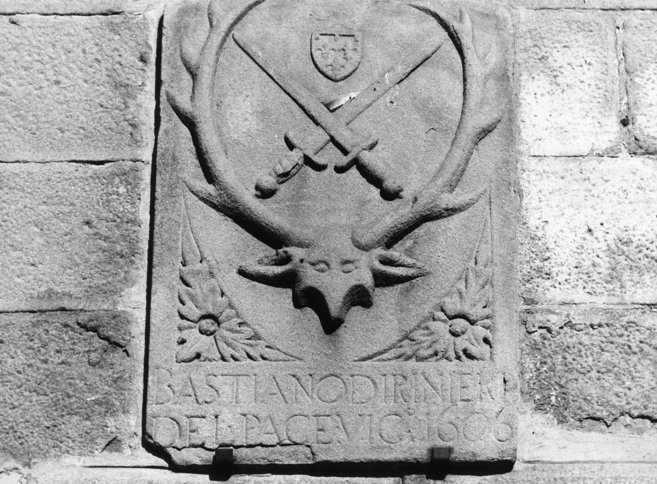 stemma gentilizio della famiglia Rinieri del Pace (rilievo) - manifattura toscana (sec. XVII)