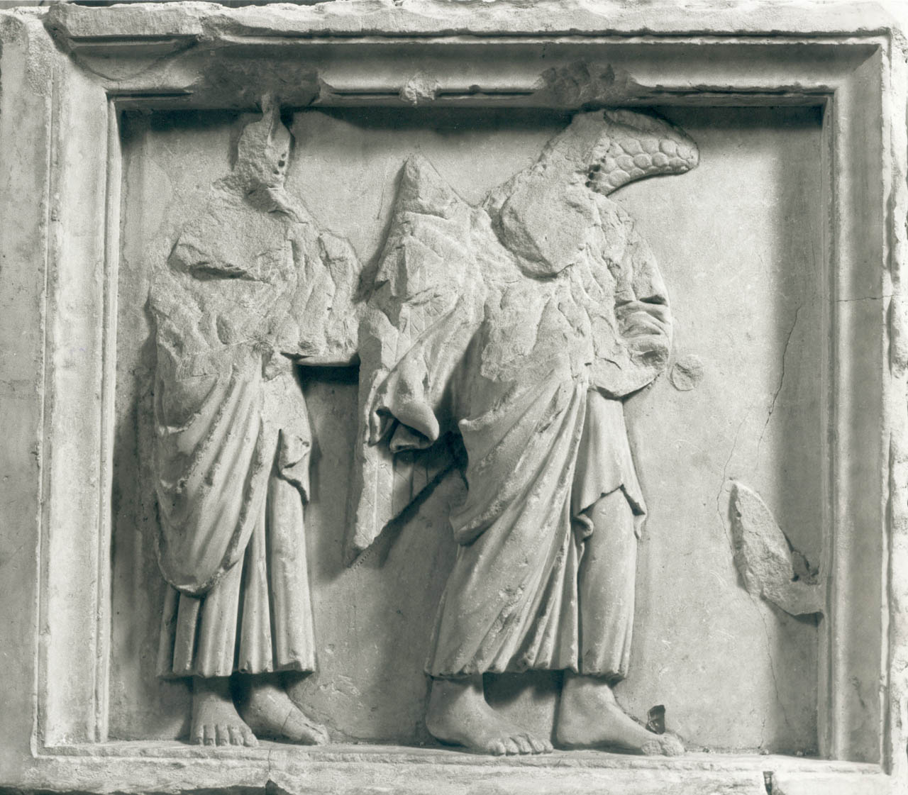Madonna con Bambino, angelo con frate francescano, angelo con viandante (lapide tombale, frammento) di Giroldo da Como (sec. XIII)