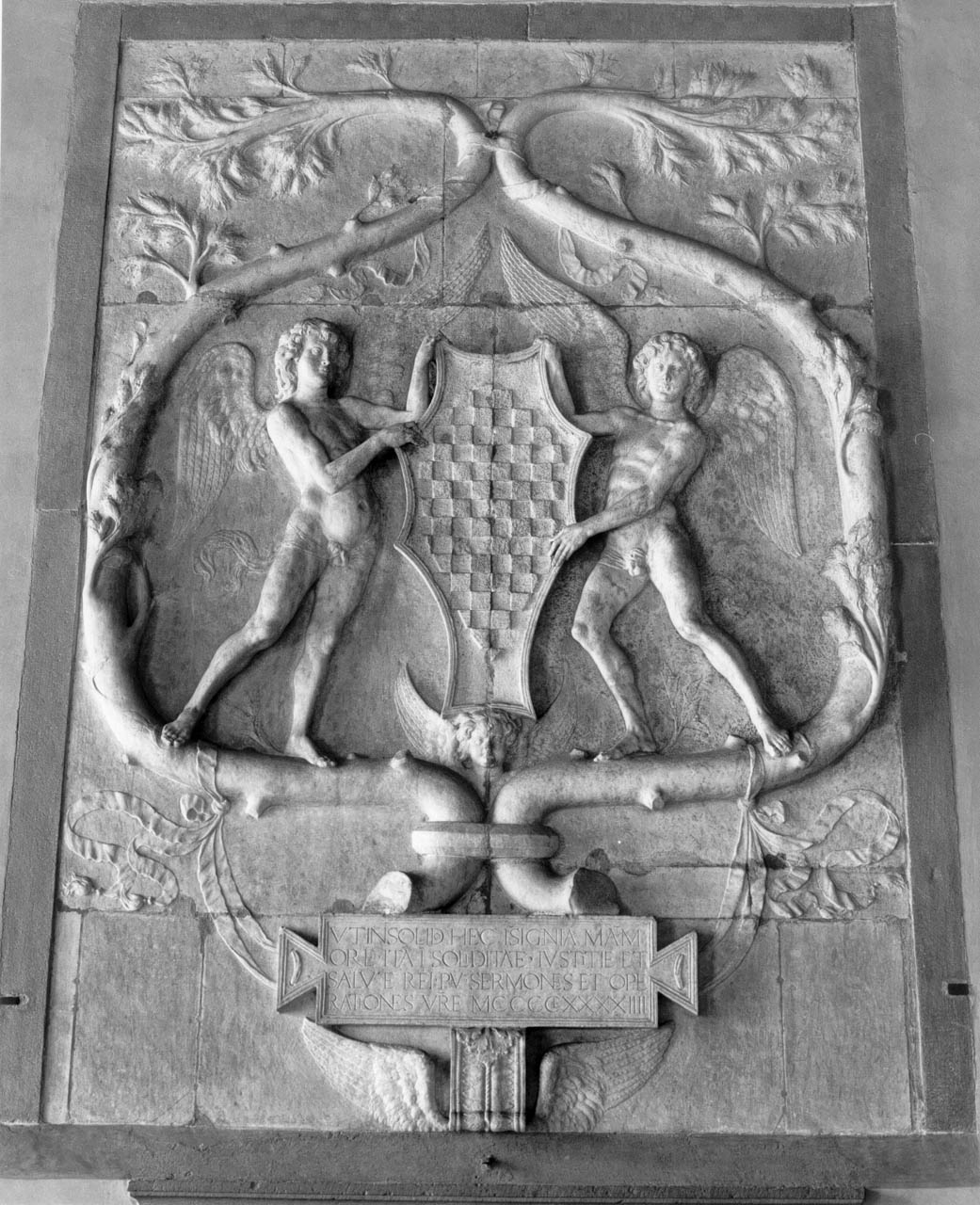 genietti alati sorreggono l'arme civile di Pistoia (rilievo) di Grazini Benedetto detto Benedetto da Rovezzano (attribuito) (sec. XV)