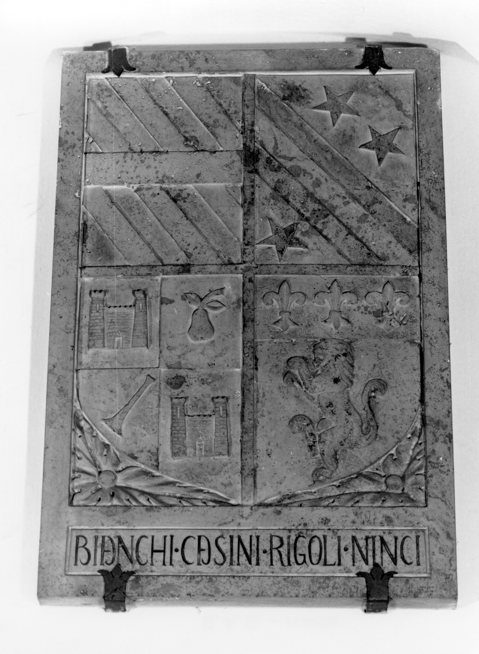 stemma gentilizio delle famiglie Bianchi, Casini, Rigoli, Ninci (rilievo) - bottega di Castelfiorentino (sec. XX)