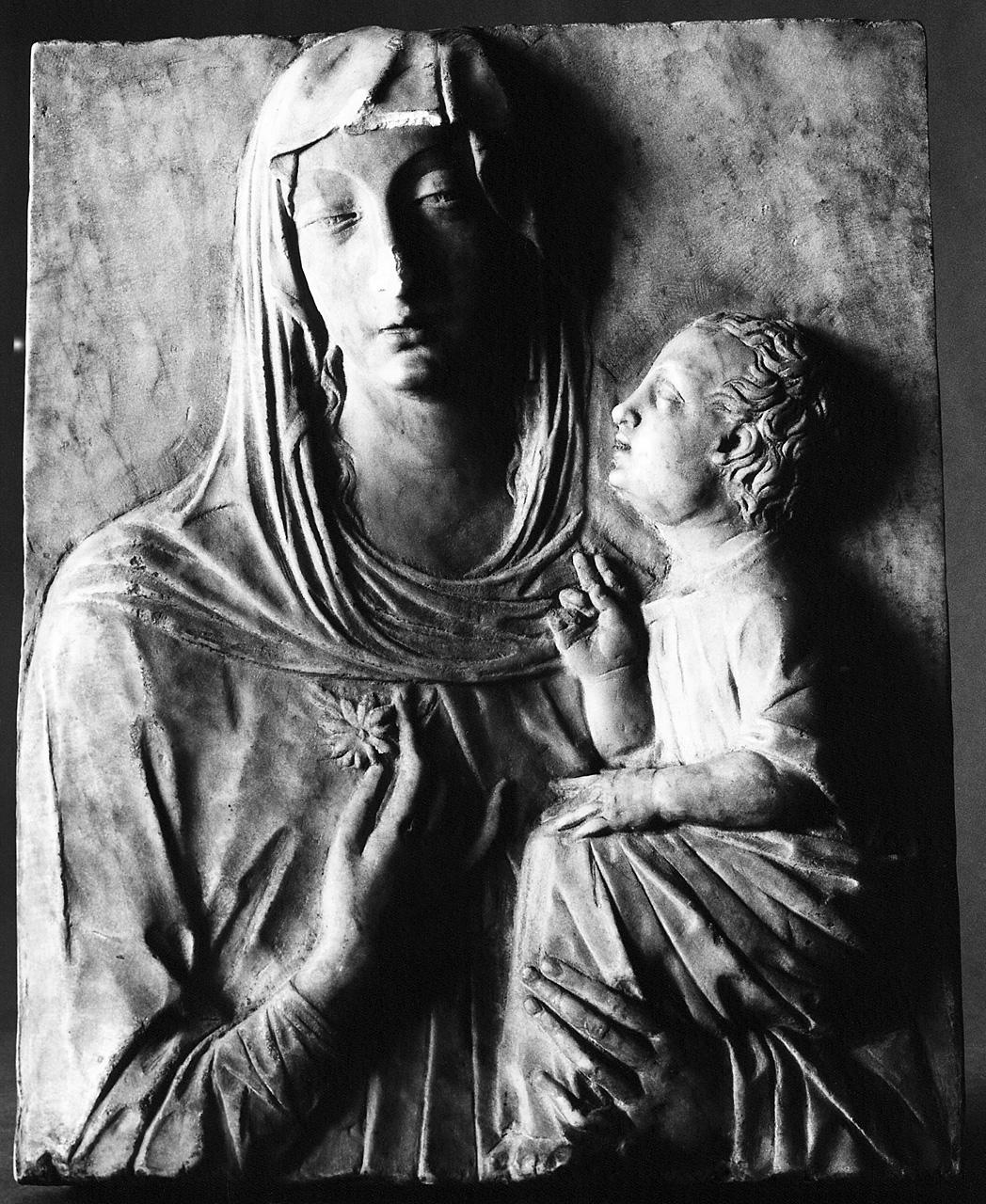 Madonna con Bambino (rilievo) di Dossena Alceo (primo quarto sec. XX)