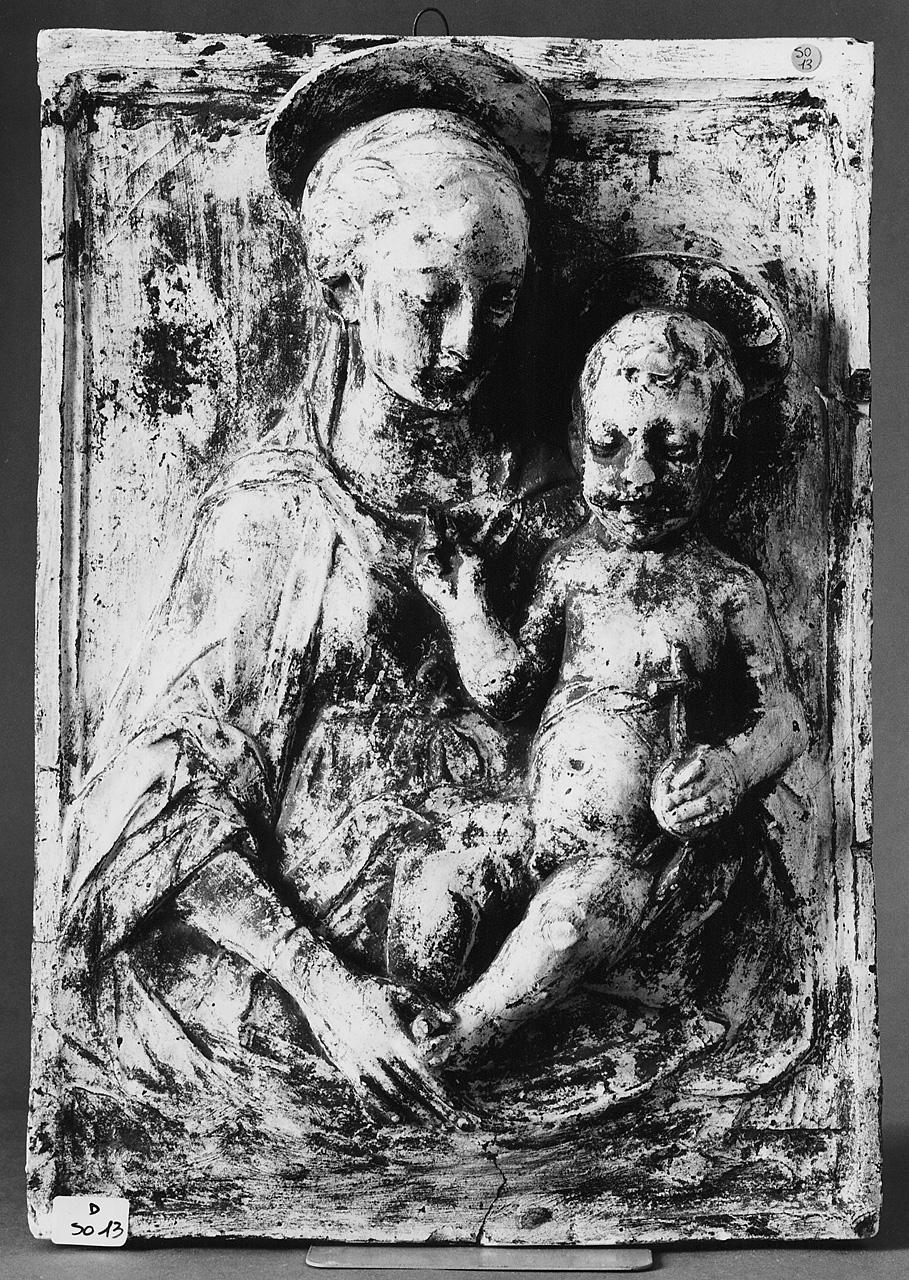 Madonna con Bambino (rilievo) di Dossena Alceo (primo quarto sec. XX)