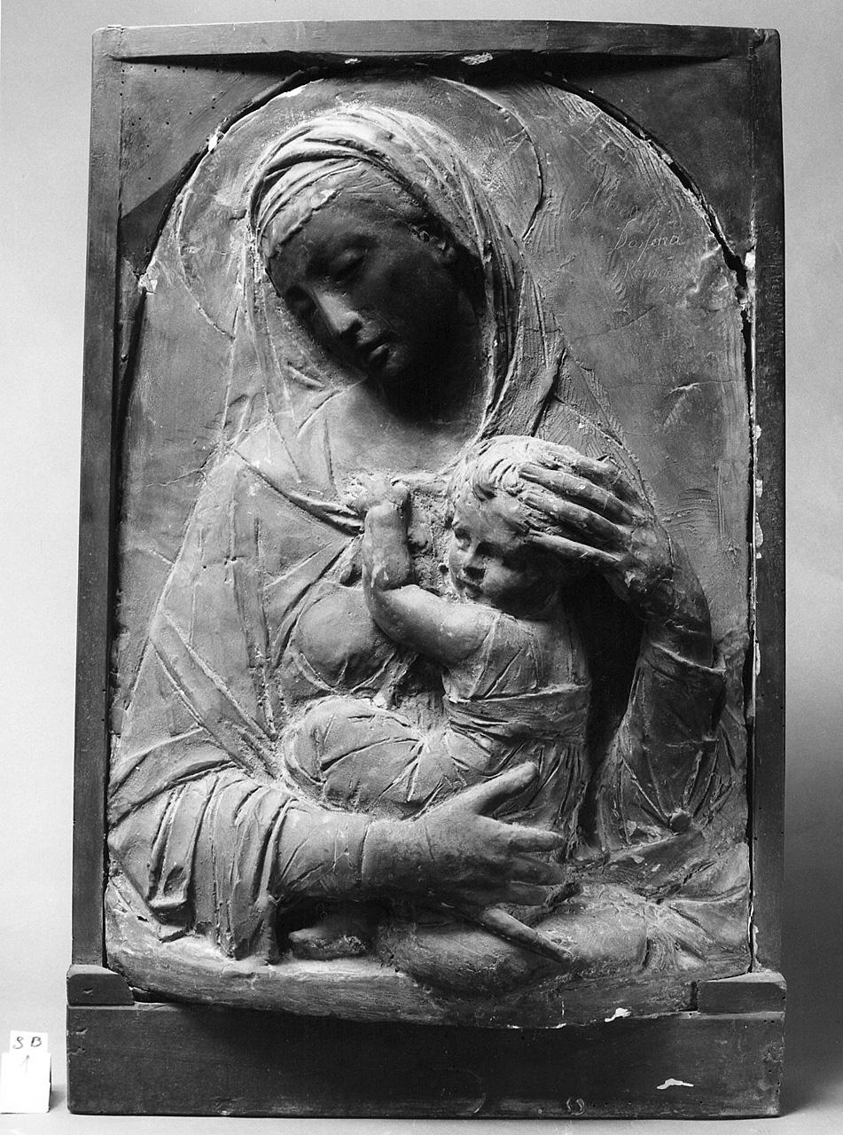 Madonna con Bambino (rilievo) di Dossena Alceo (sec. XX)