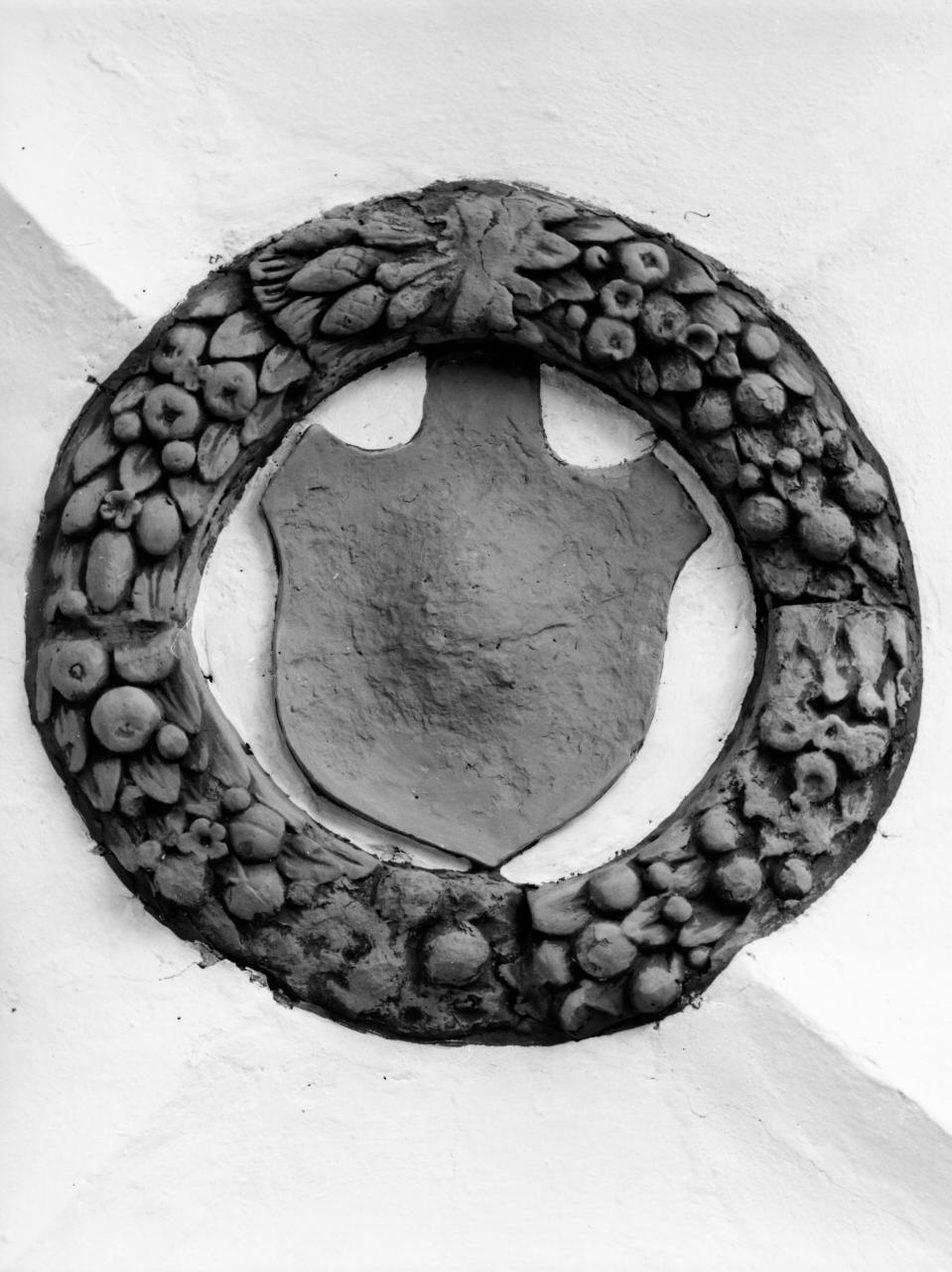 corona di foglie e frutta con stemma (rilievo) - bottega toscana (primo quarto sec. XVI)