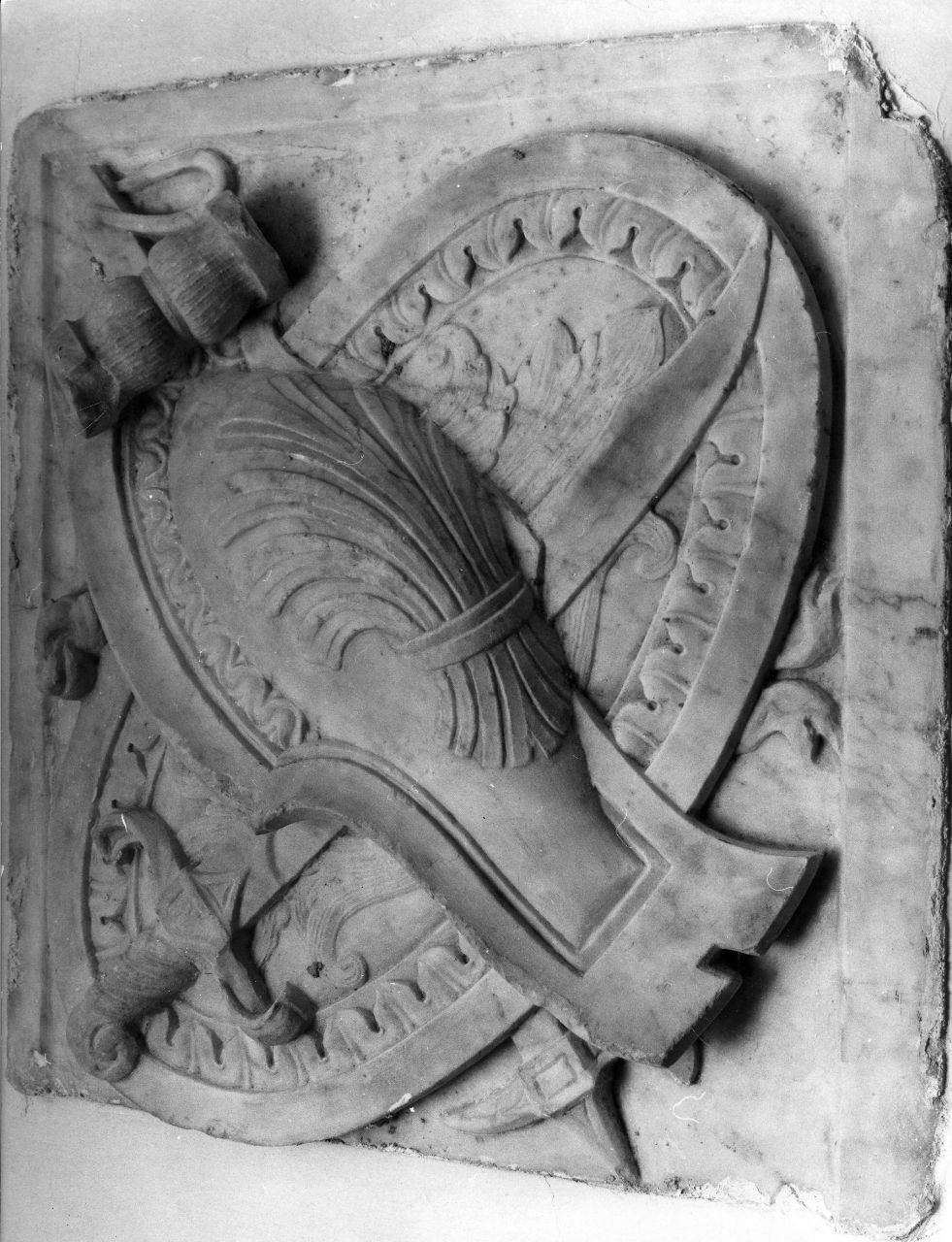 panoplia (rilievo) - bottega toscana (metà sec. XVI)