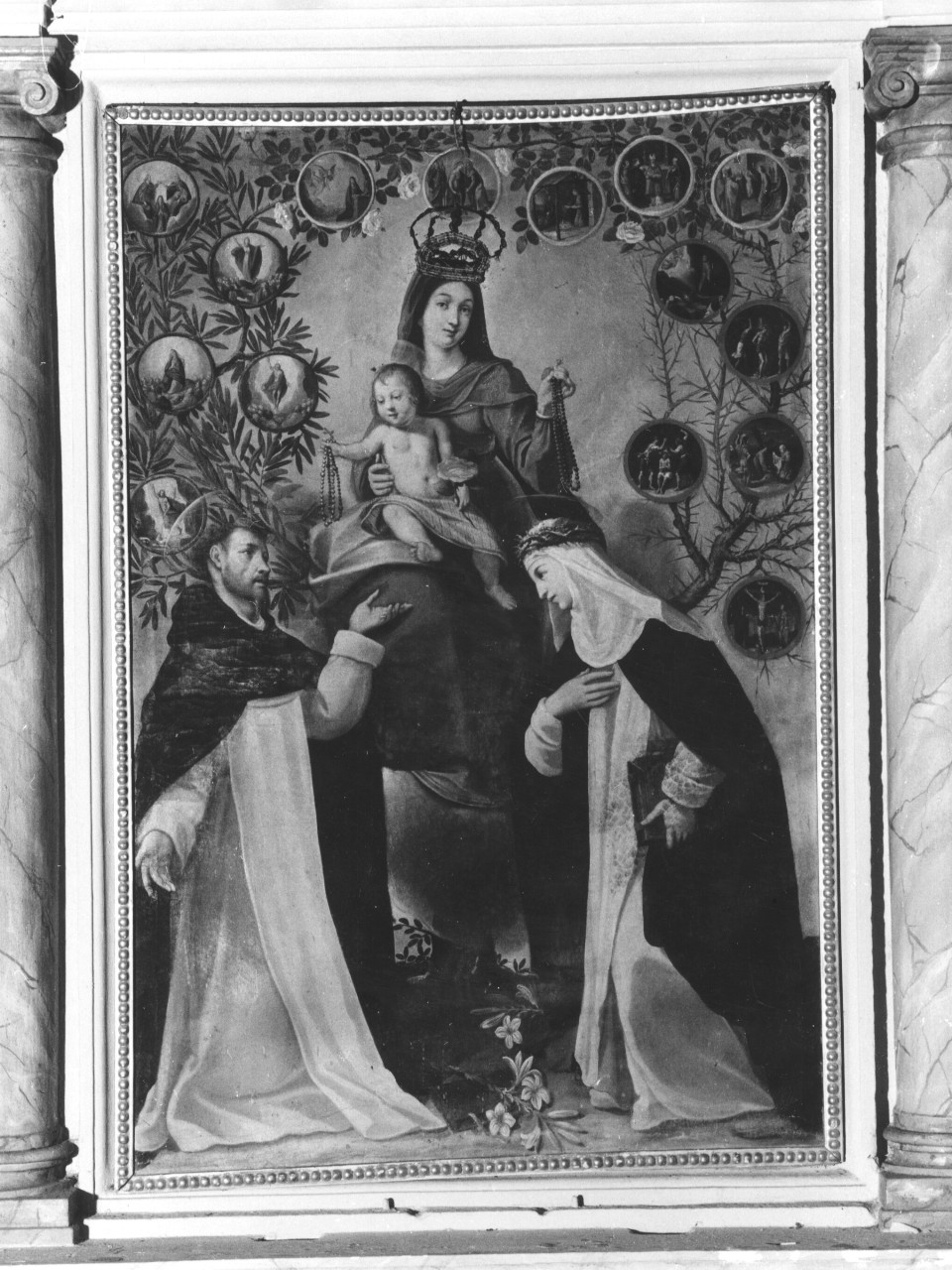 Madonna del Rosario con San Domenico e Santa Caterina da Siena (dipinto) di Lippi Lorenzo (sec. XVII)