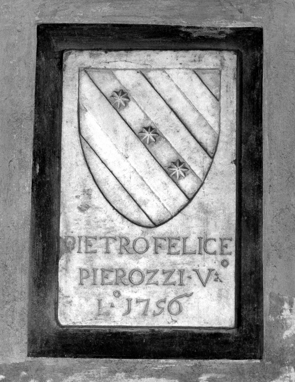 stemma gentilizio della famiglia Pierozzi (scultura) - ambito toscano (sec. XVIII)
