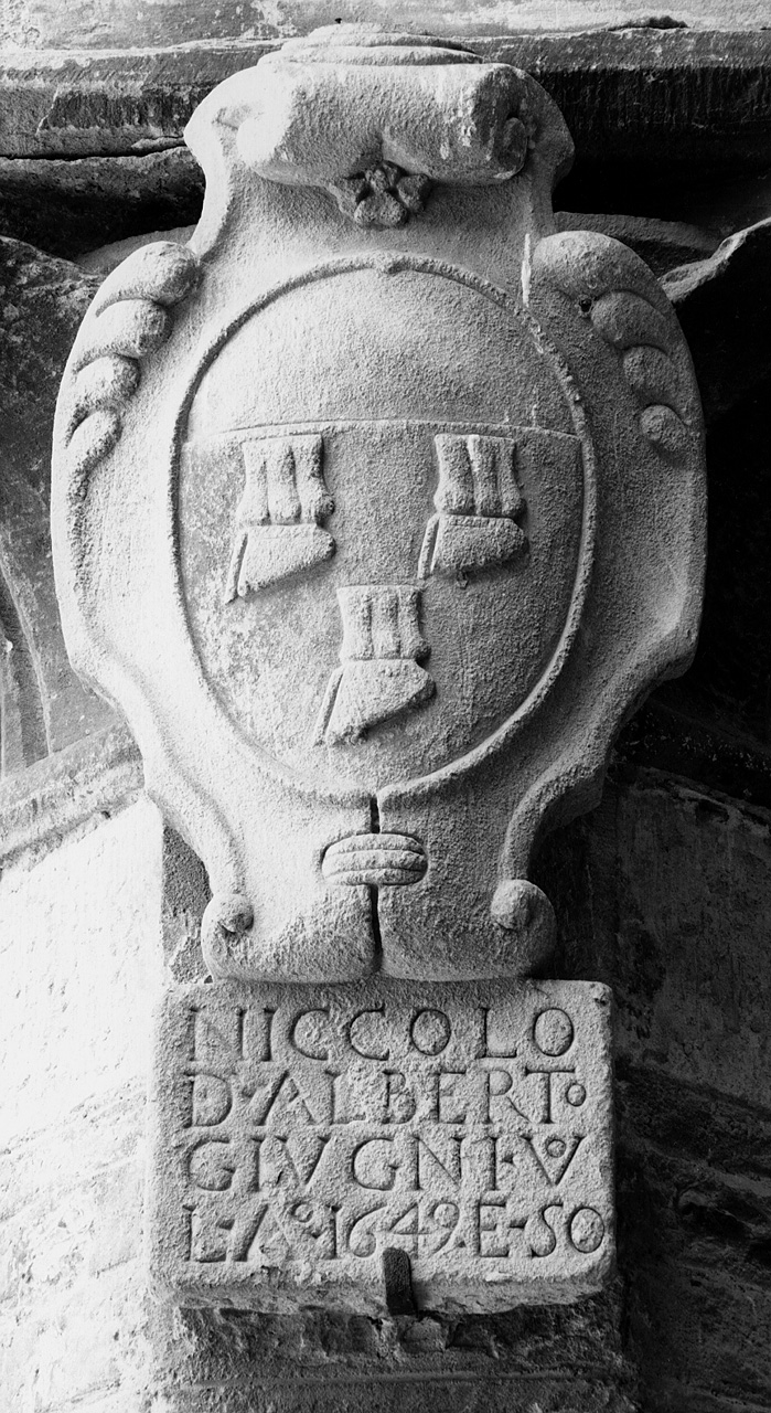 stemma gentilizio della famiglia Giugni (scultura) - ambito toscano (sec. XVII)