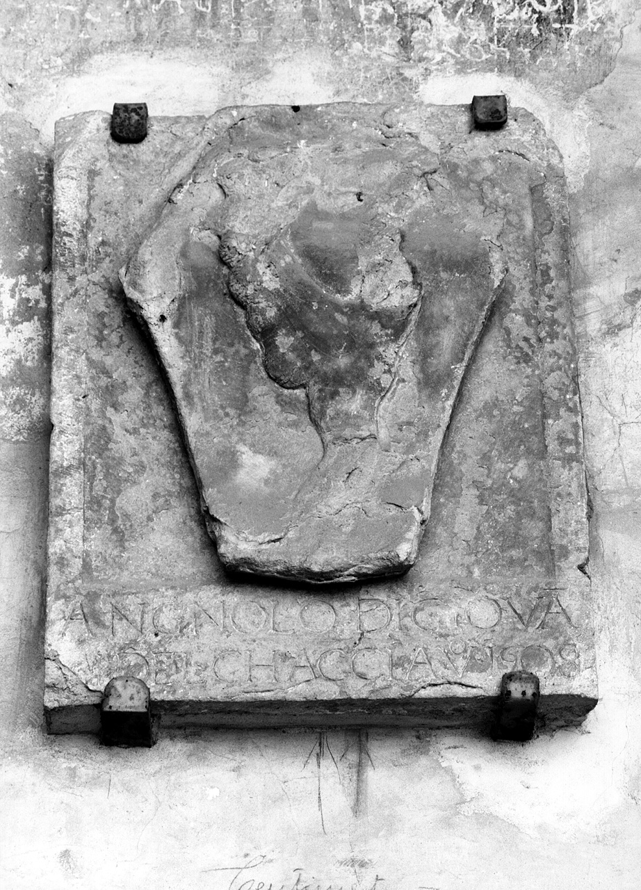 stemma gentilizio della famiglia Del Caccia (scultura) - ambito toscano (sec. XVI)
