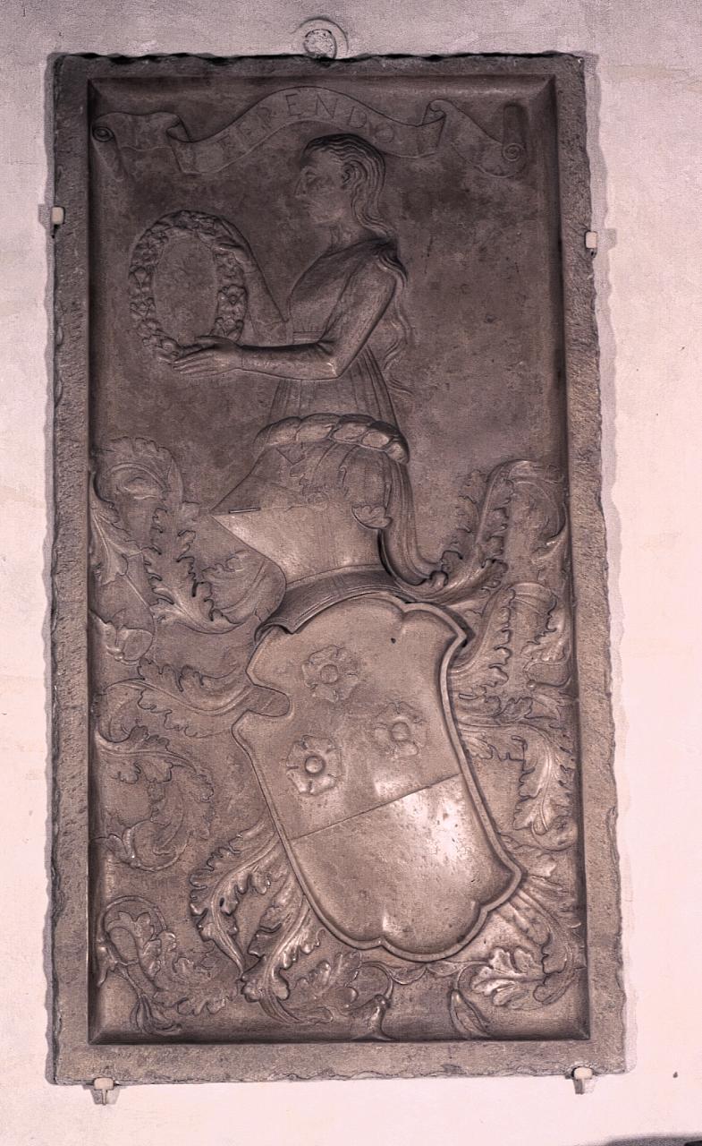 stemma gentilizio con cimiero (lastra tombale) - produzione italiana (?) (sec. XV)