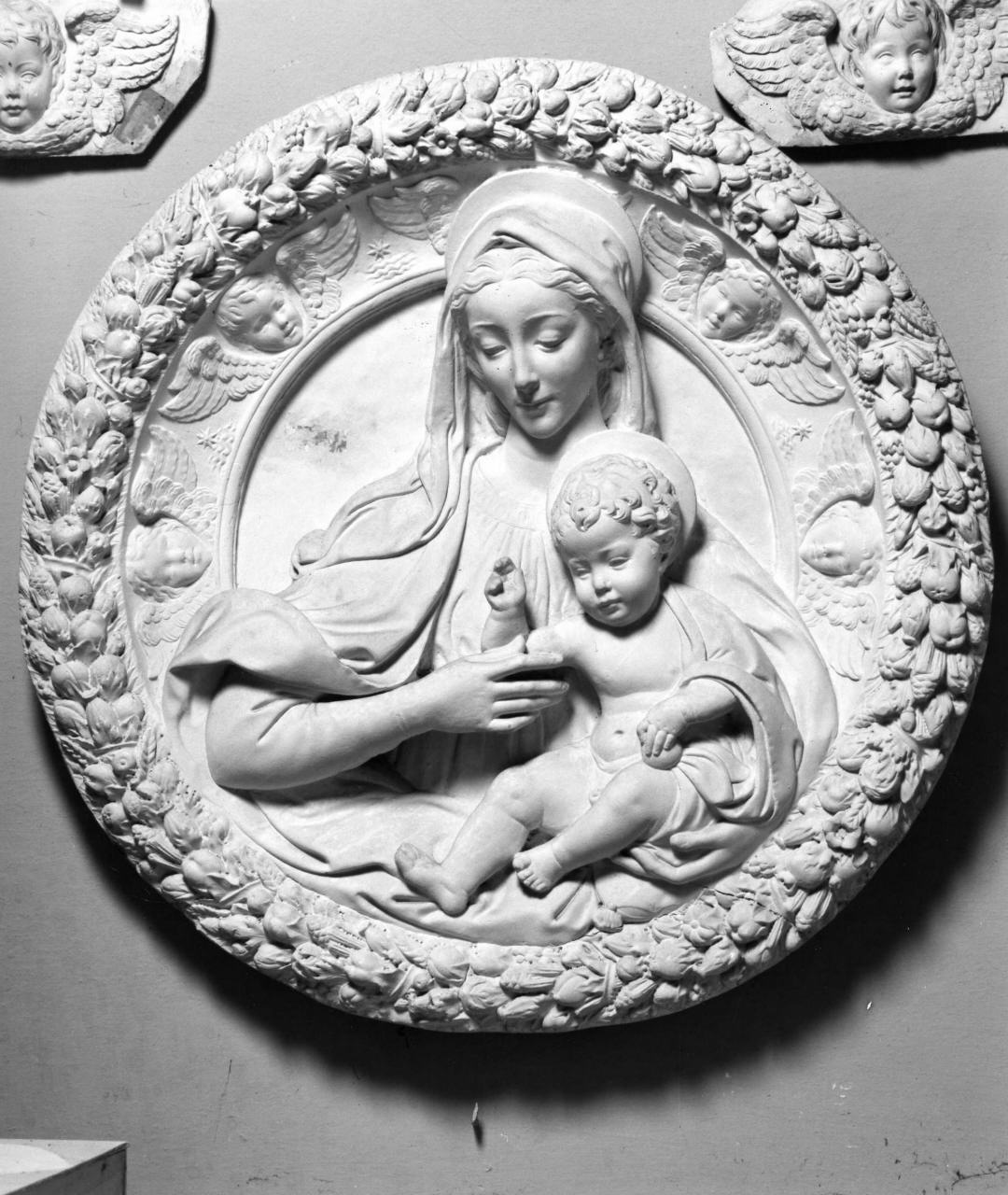 Madonna con Bambino entro corona di cherubini e frutta (calco) - ambito fiorentino (fine sec. XIX)
