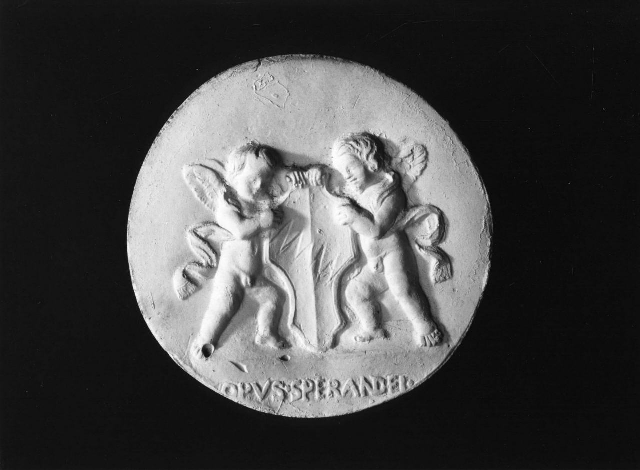 due putti reggono lo stemma Bentivoglio (calco di medaglia) di Lelli Oronzio (bottega) (sec. XIX)
