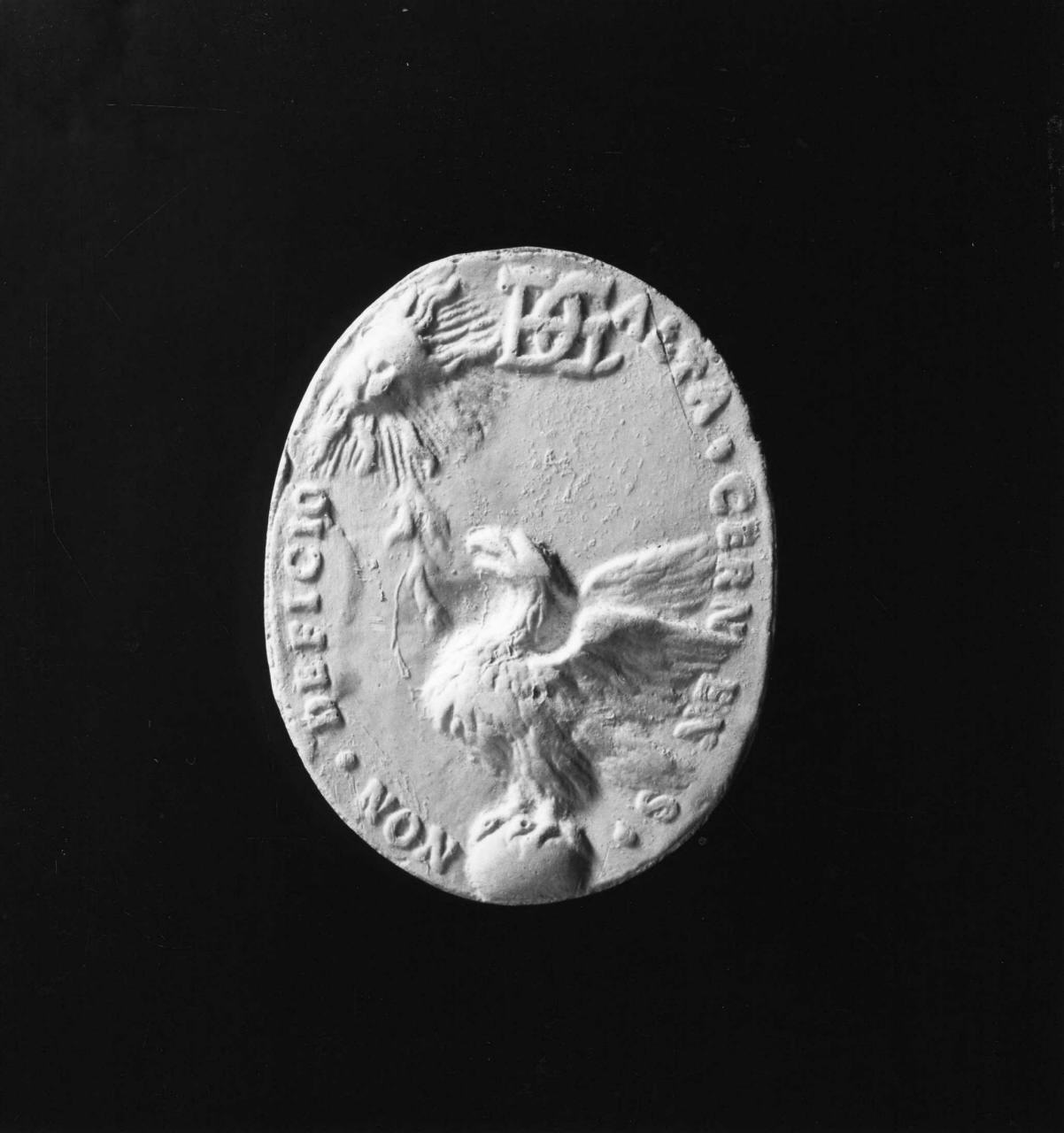 aquila con la testa rivolta verso il sole su un globo (calco di medaglia) di Lelli Oronzio (bottega) (sec. XIX)