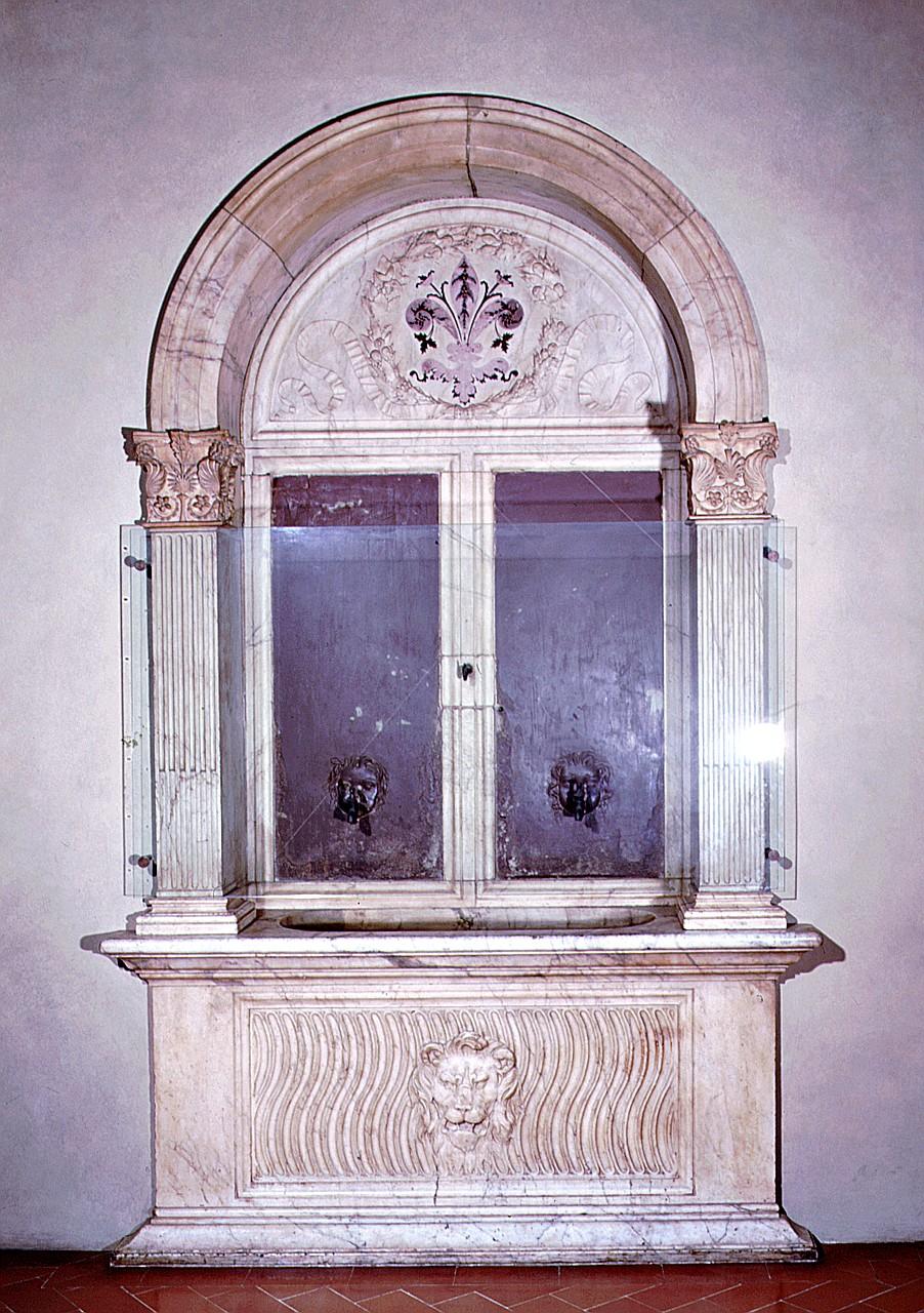 stemma della città di Firenze (lavabo) di Rossellino Bernardo (cerchia) (sec. XV)