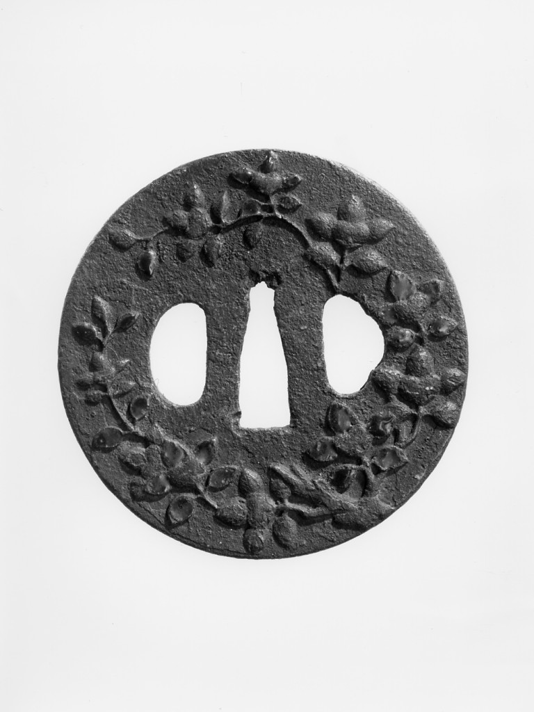 corona di foglie e frutta (guradamano da sciabola - tsuba circolare) - manifattura giapponese (terzo quarto sec. XVII)