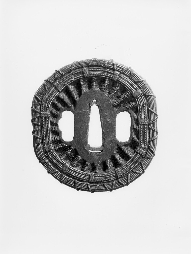 motivo decorativo (guradamano da sciabola - tsuba ovale) - manifattura giapponese (terzo quarto sec. XVI)