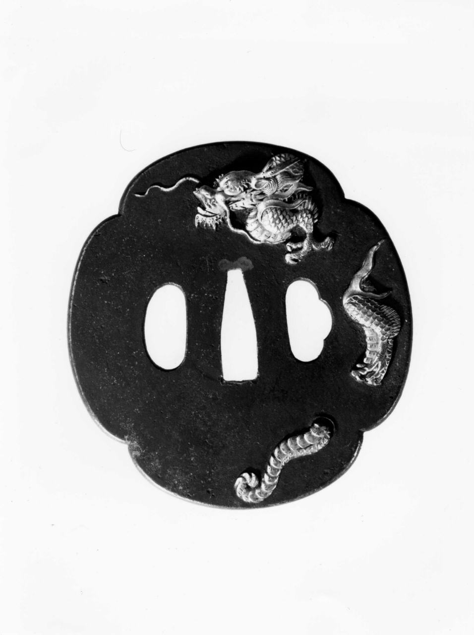 drago involto nella materia (recto)/ parti del medesimo drago (verso) (guradamano da sciabola - tsuba quadrilobata) - produzione Kinai (metà sec. XVIII)