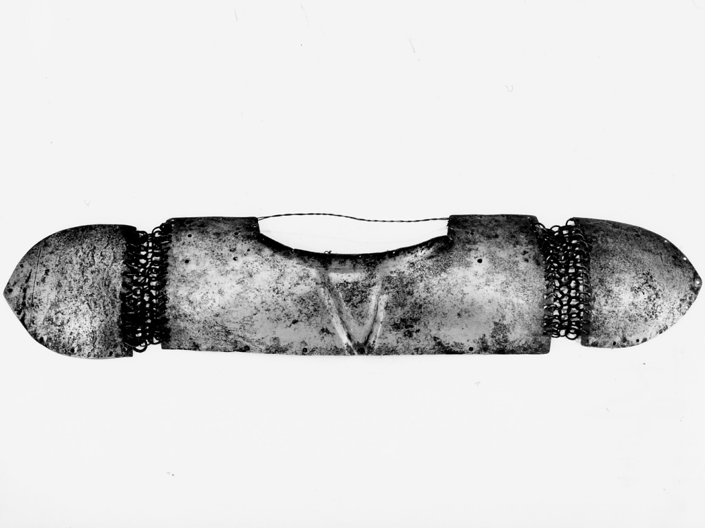 lama di scollo dorasale di corazza a maglia e piastre - korazin, frammento - manifattura ottomana (sec. XVI)