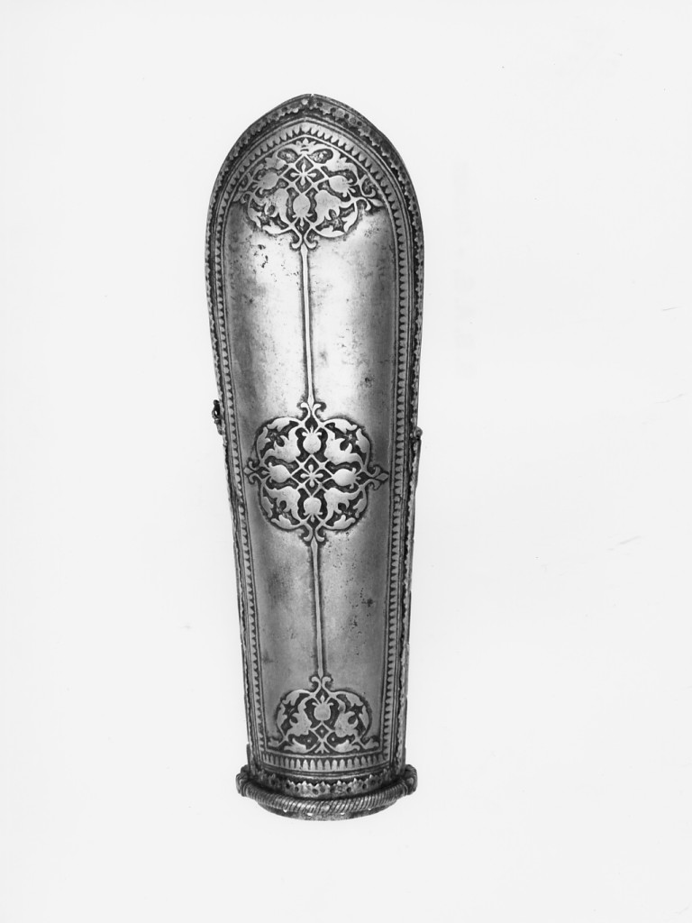 tre cartigli collegati da un canaletto inquadranti motivi floreali geometrici, disegni geometrici (bracciale - dastana) - manifattura indiana (sec. XVIII)