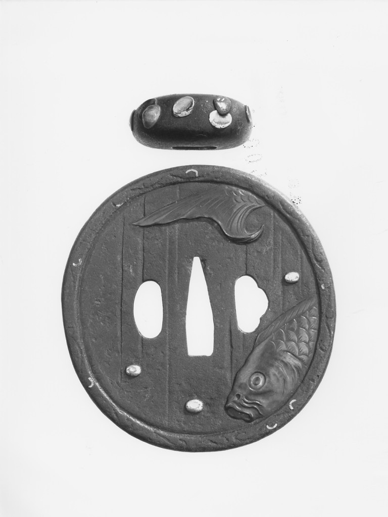 carpa (recto)/ ideogrammi stilizzati del nome dell'autore (verso)/ conchiglie (cappuccio) (guradamano da sciabola - tsuba circolare, elemento d'insieme) di Tsuchiya Yasuchika detto Yagohachi Tou (ultimo quarto sec. XVII)