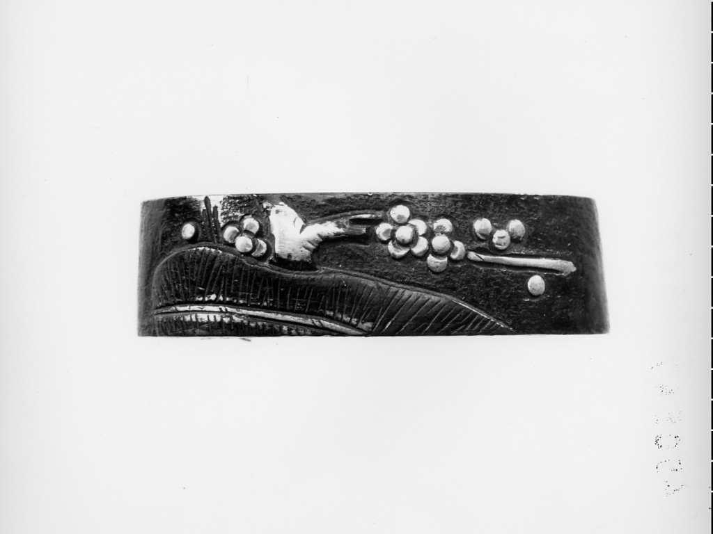 ramo con fiorellini (ghiera per impugnatura - fuchi, elemento d'insieme) - manifattura giapponese (secondo quarto sec. XVIII)