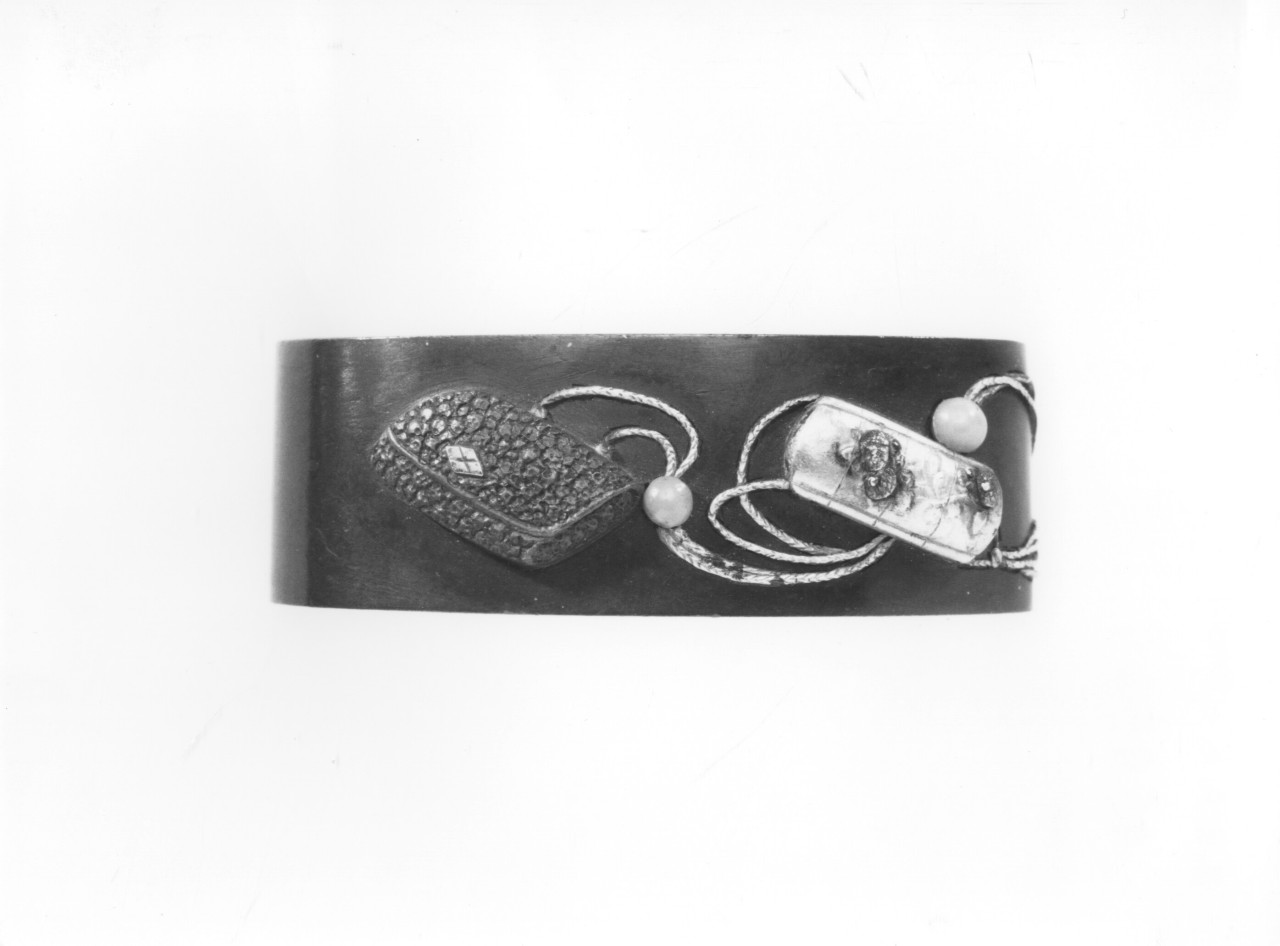 cordicella, scatolina per medicina, borsa per tabacco (ghiera per impugnatura - fuchi, elemento d'insieme) - manifattura giapponese (primo quarto sec. XIX)