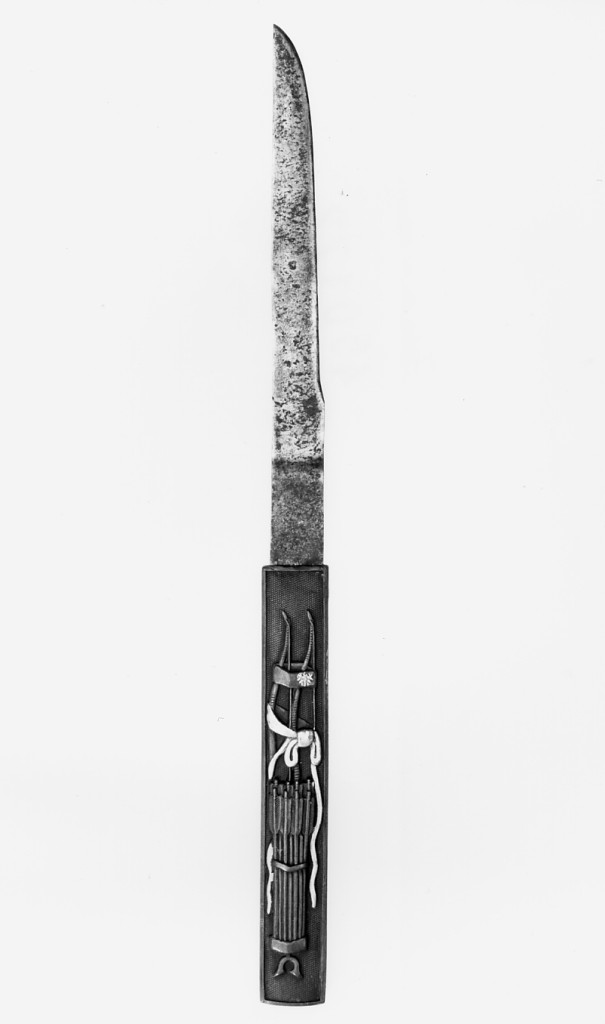 due archi legati da un nastro, carcasso con frecce (recto e verso) (coltellino - kozuka, elemento d'insieme) - scuola Goto (primo quarto sec. XVIII)