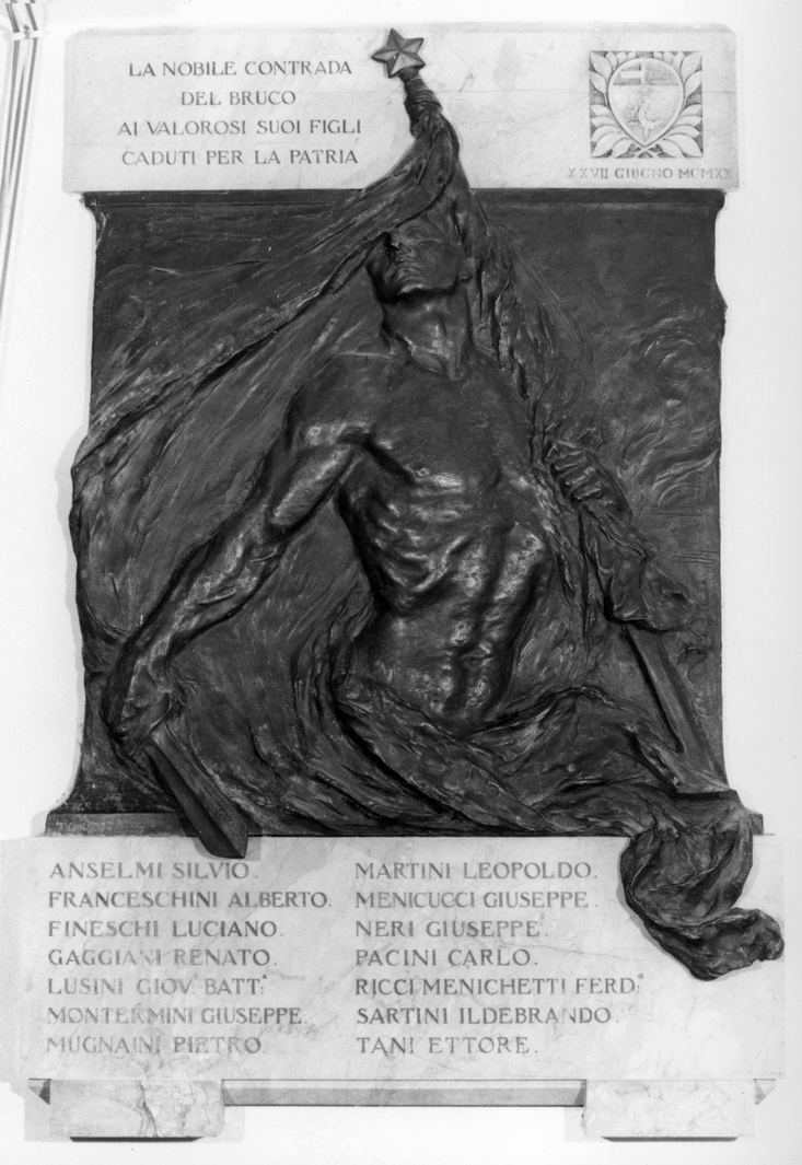 uomo nudo armato di sciabola avvolto in una bandiera (rilievo) di Corsini Fulvio (sec. XX)