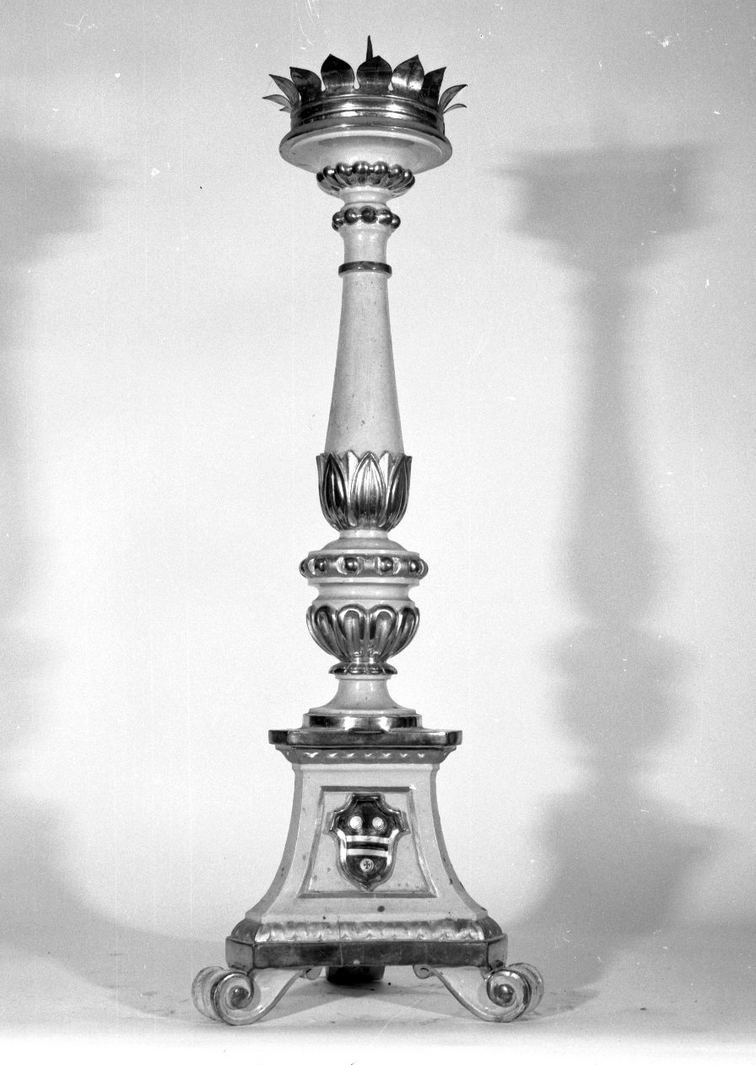 stemma gentilizio (candeliere d'altare, serie) - bottega toscana (sec. XIX)