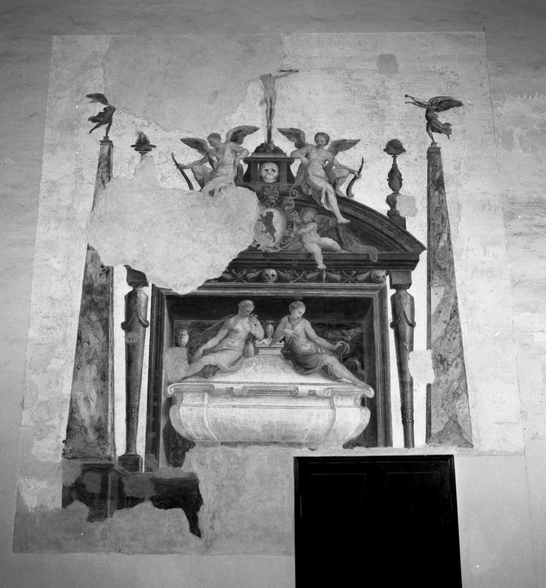 Monumento Fondi, figure femminili sdraiate sopra un'urna (dipinto) di Neroni Bartolomeo detto Riccio (metà sec. XVI)