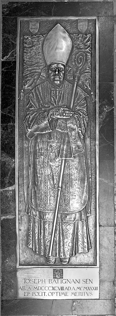 ritratto funebre di Giuseppe Batignan a figura intera (lapide tombale) di Trapassi Ezio (sec. XX)