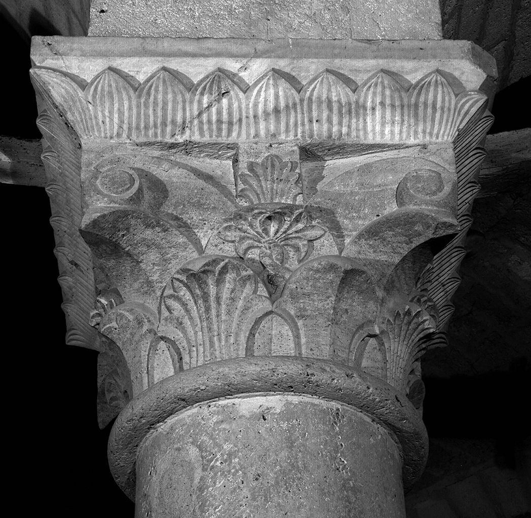 motivi decorativi vegetali stilizzati (capitello, elemento d'insieme) - ambito lombardo (sec. XII)