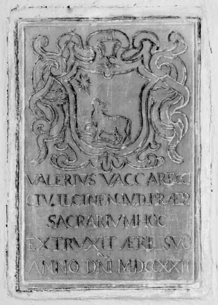 stemma gentilizio della famiglia Vaccarecci (lapide documentaria) - bottega senese (sec. XVIII)