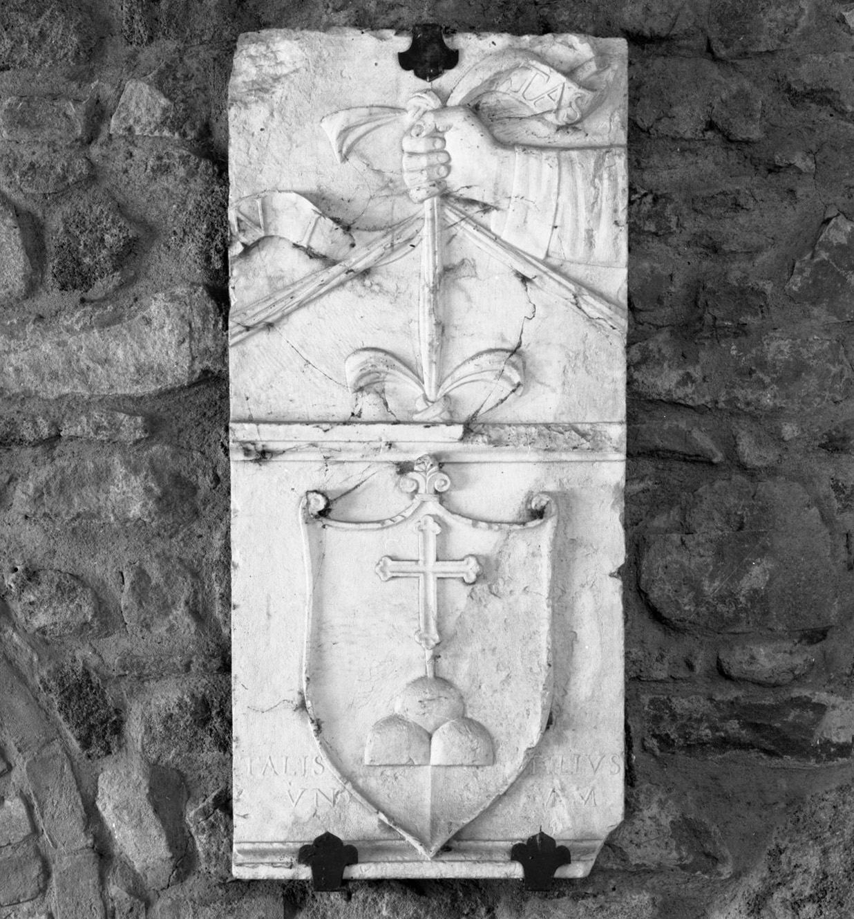 stemma dell'ospedale di Santa Maria della Croce in Montalcino (lapide) - bottega senese (sec. XIX)