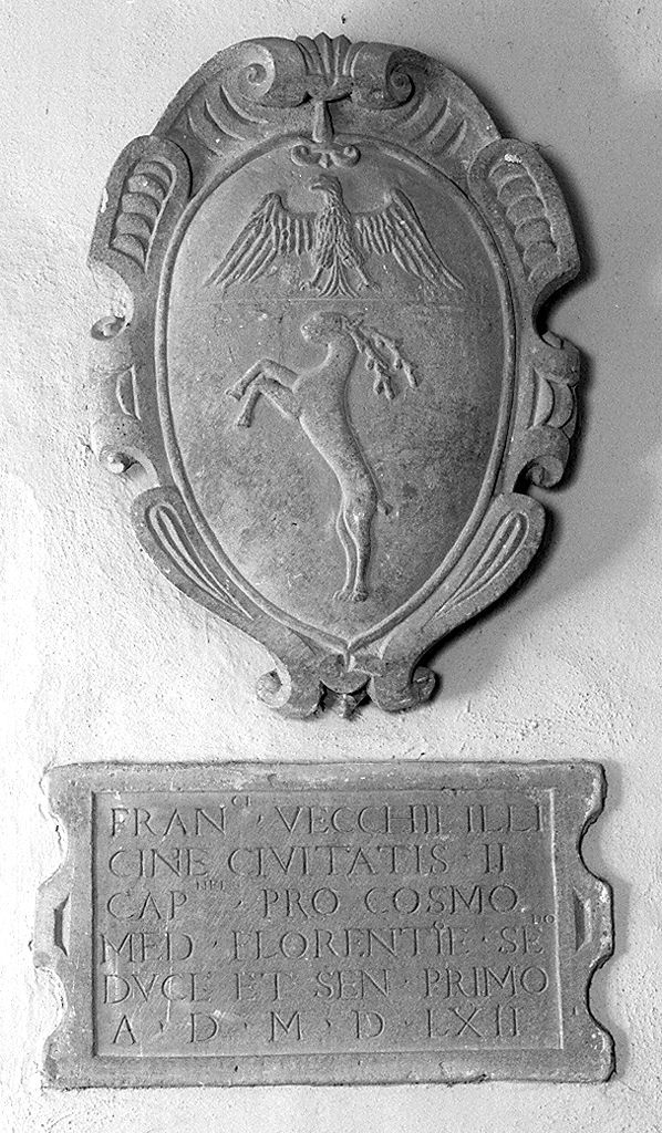 stemma gentilizio della famiglia Vecchi (rilievo, elemento d'insieme) - bottega toscana (sec. XVI)