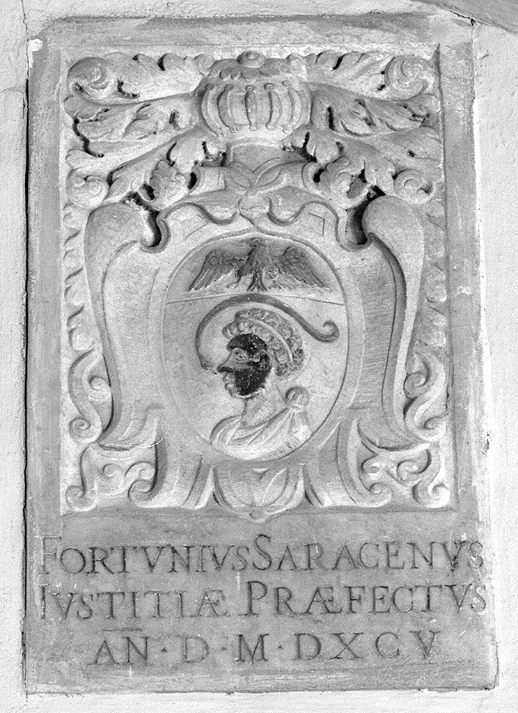 stemma gentilizio della famiglia Saracini (lapide) - bottega toscana (sec. XVI)