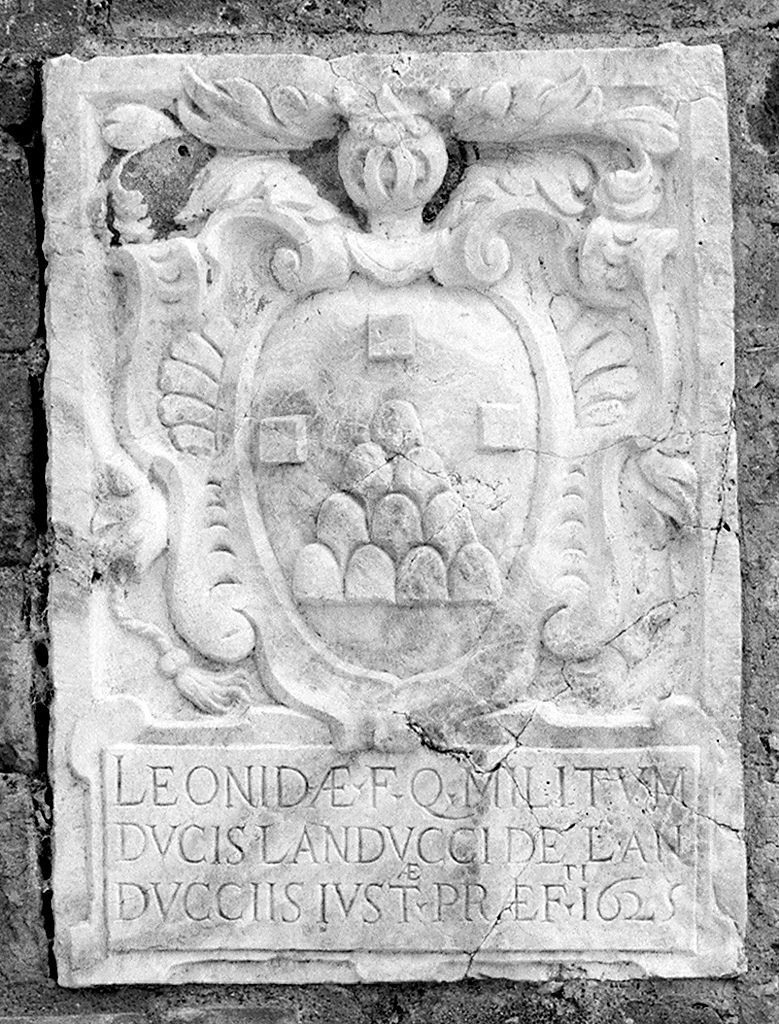 stemma gentilizio della famiglia Landucci (lapide) - bottega toscana (sec. XVII)