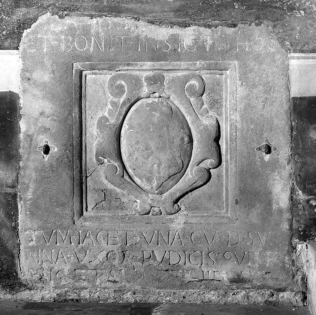 stemma gentilizio della famiglia Bonizi (lastra tombale) - manifattura ilcinense (sec. XVII)